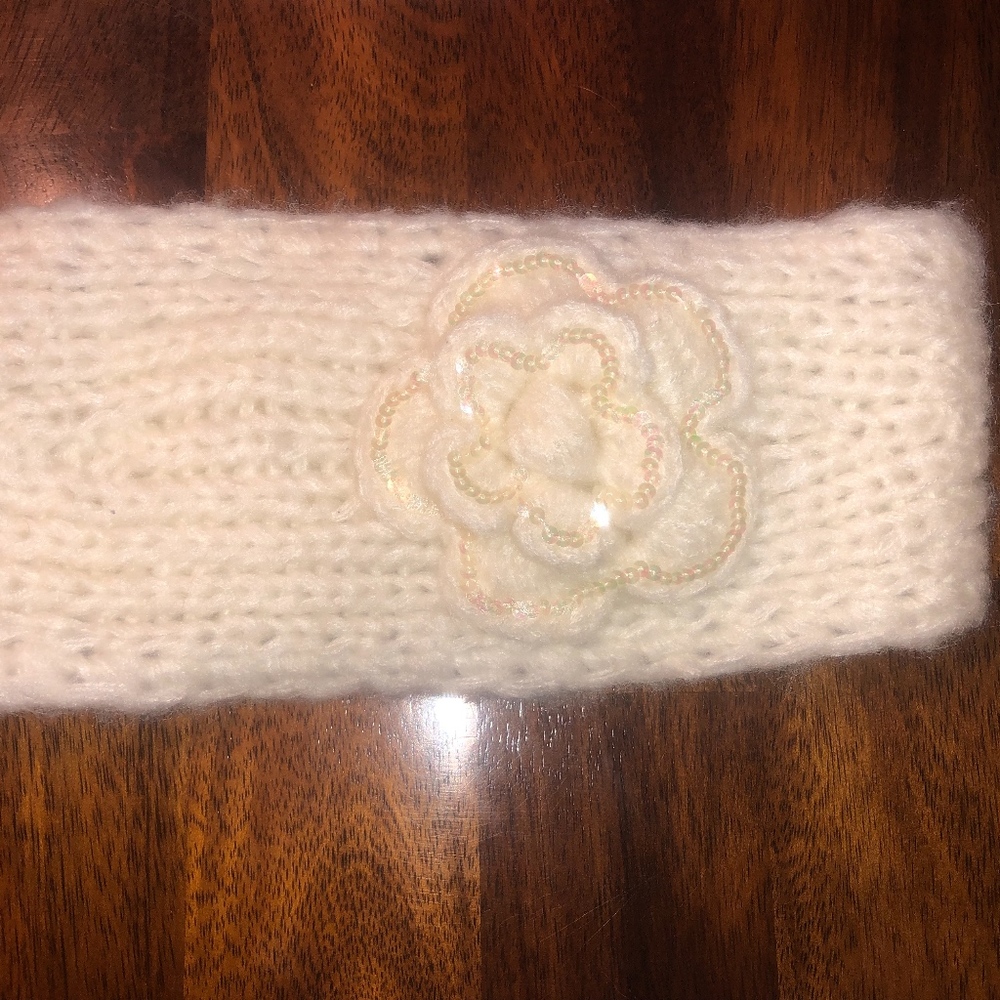WHITE HEADBAND WITH DOUBLE BROWN BUTTONS
